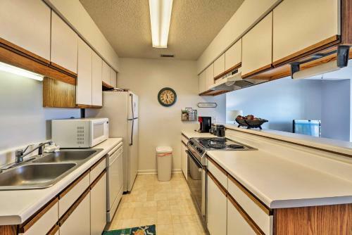 Apartamento Emerald Isle Condo With Pool And Ocean Views!