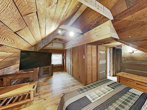 New Listing! Updated Cabin With Hot Tub On 2 Acres Cabin