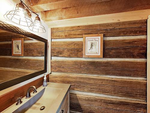 New Listing! Updated Cabin With Hot Tub On 2 Acres Cabin