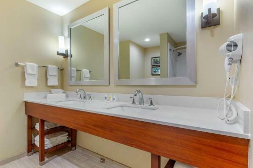 Hotel Comfort Suites Greensboro Airport