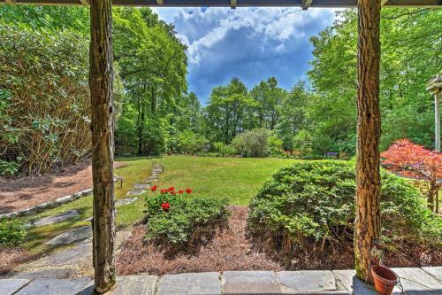 Charming Cottage With Deck - 1 5 Mi To Downtown