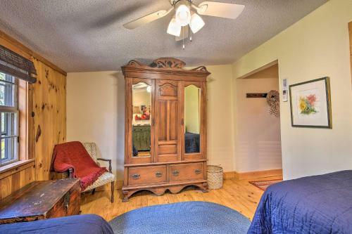 Charming Cottage With Deck - 1 5 Mi To Downtown
