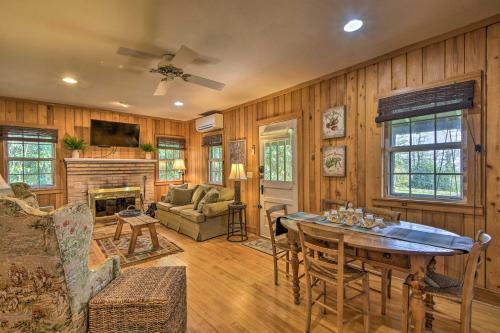 Charming Cottage With Deck - 1 5 Mi To Downtown