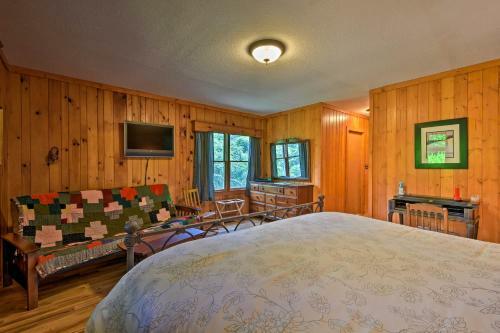 Rolling Acres Highlands Cabin With Fire Pit!