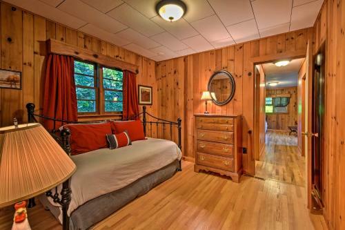 Rolling Acres Highlands Cabin With Fire Pit!