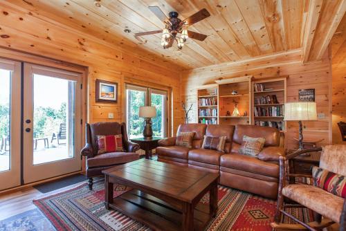 Mountain-view Cabin Retreat With Hot Tub & Firepit Cabin