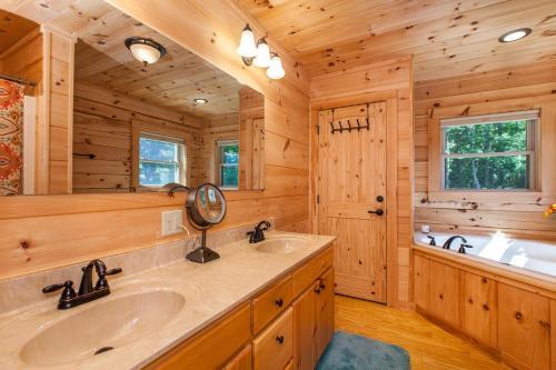 Mountain-view Cabin Retreat With Hot Tub & Firepit Cabin
