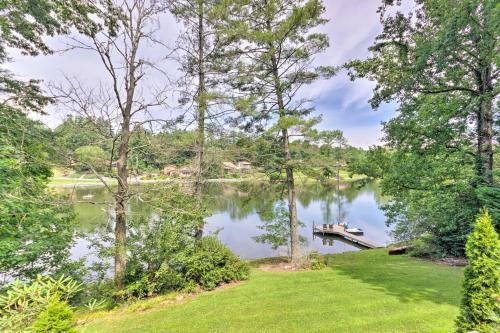 Apartamento Hendersonville Lake Apt With Dock, Deck And View!