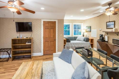 Tree House - Studio On 20 Acres - Mile-long Trail Cottage