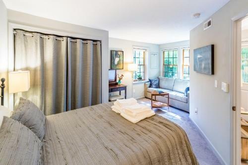 Fox Den - Lush Forest Retreat - Patio & Trails Home