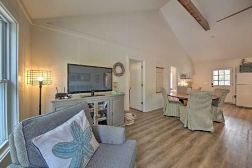 Airy Coastal Cottage With Deck Less Than 1 Mi To Beach!