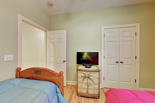 Spacious Coastal Escape - 2 Decks - Steps To Beach Home