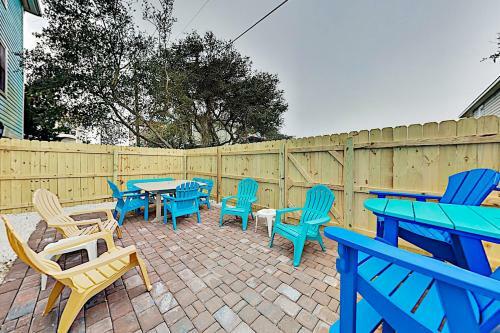 Spacious Coastal Escape - 2 Decks - Steps To Beach Home