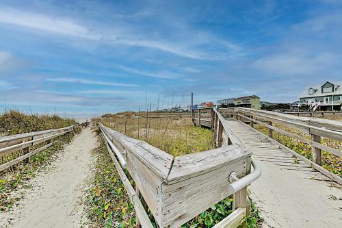 Spacious Coastal Escape - 2 Decks - Steps To Beach Home
