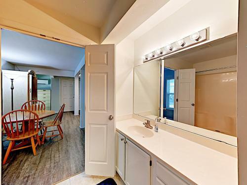 Apartamento New Listing! Pelican Perch - Walk To Beach Home