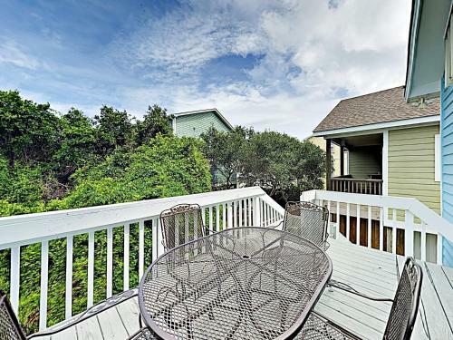 Apartamento New Listing! Pelican Perch - Walk To Beach Home