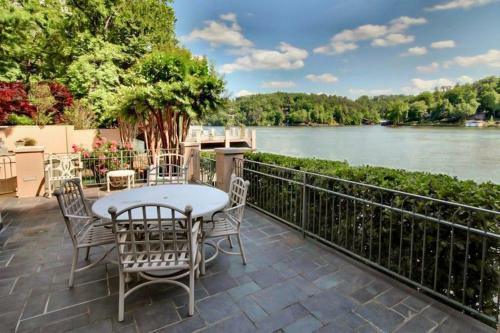 Magnificant & Private Lakefront Estate Home
