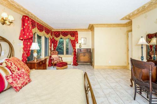 Magnificant & Private Lakefront Estate Home