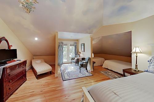 Magnificant & Private Lakefront Estate Home