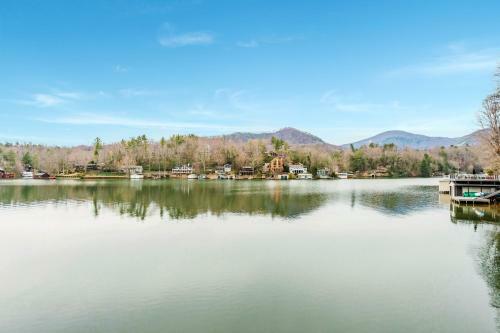 Magnificant & Private Lakefront Estate Home