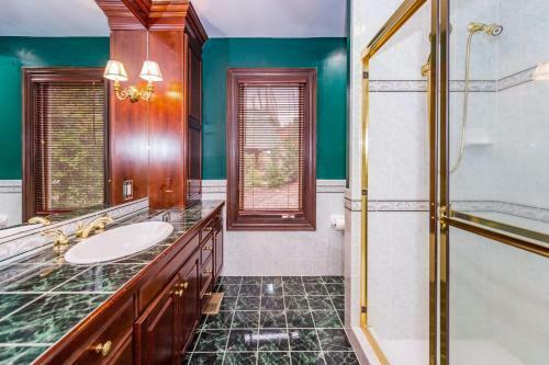 Magnificant & Private Lakefront Estate Home