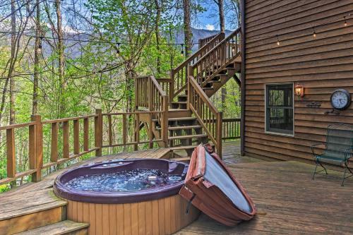Spacious Maggie Valley Cabin With Hot Tub And Mtn View