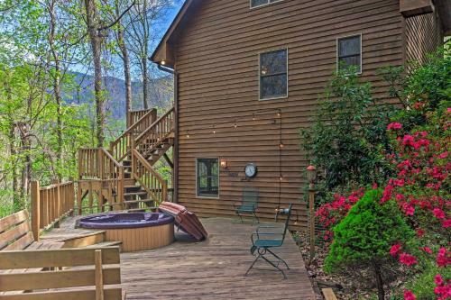Spacious Maggie Valley Cabin With Hot Tub And Mtn View