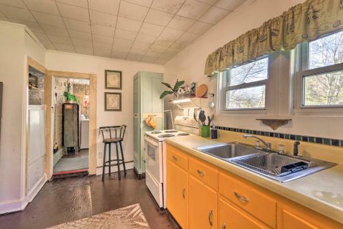 Cozy Mtn Cottage With Fire Pit Hike, Ski, Relax