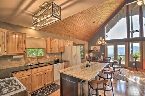 Mountaintop Murphy Cabin By Hiwassee River!