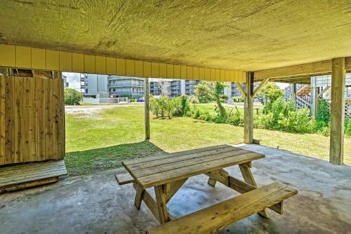 Sunny Townhome With Marsh Views And Walk To Beach