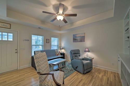 Modern Oak Island Home, 1 Mile To The Beach!
