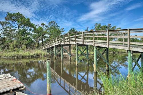 Modern Oak Island Home, 1 Mile To The Beach!