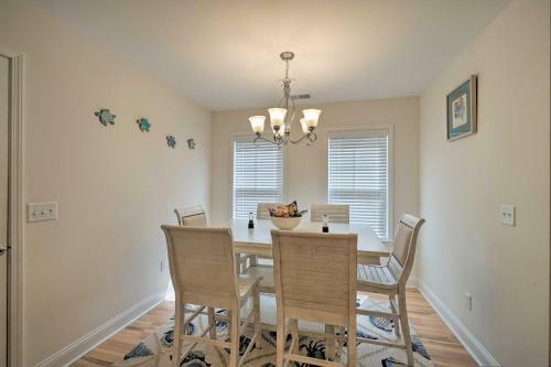 Modern Oak Island Home, 1 Mile To The Beach!