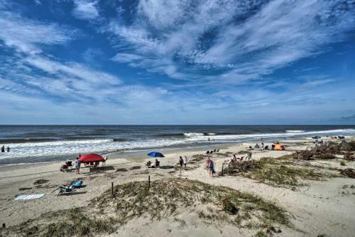 Modern Oak Island Home, 1 Mile To The Beach!