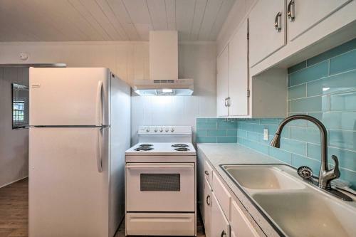 Modern Oak Island Cottage Less Than 3 Miles To Pier!