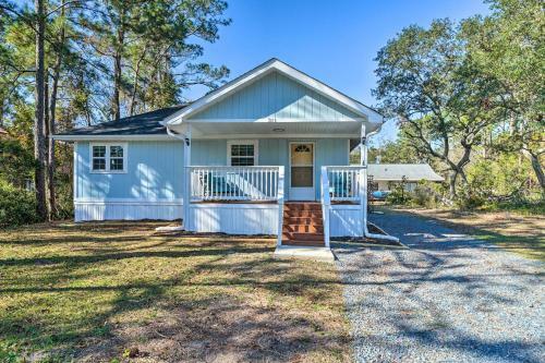 Modern Oak Island Cottage Less Than 3 Miles To Pier!