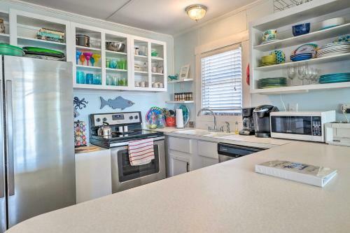 Island Time Cottage With Grill, Walk To Beach