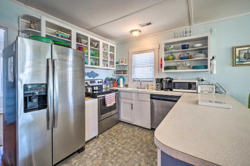 Island Time Cottage With Grill, Walk To Beach
