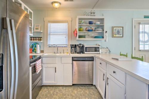 Island Time Cottage With Grill, Walk To Beach