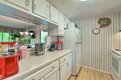 Apartamento Lakeview Condo With Resort Pool 2 Mi To Golf!