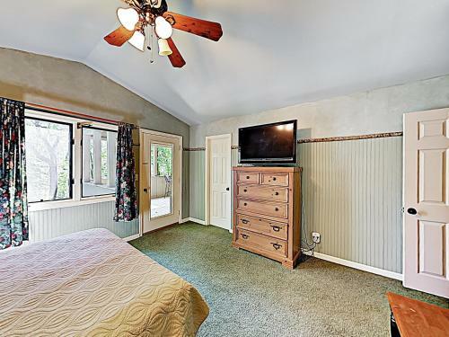 New Listing! ?bear Creek Cabin? On Hogback Lake Home