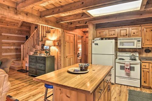 Scenic Cabin With 2 Fishing Ponds And Pool Table!