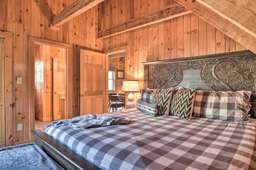 Scenic Cabin With 2 Fishing Ponds And Pool Table!