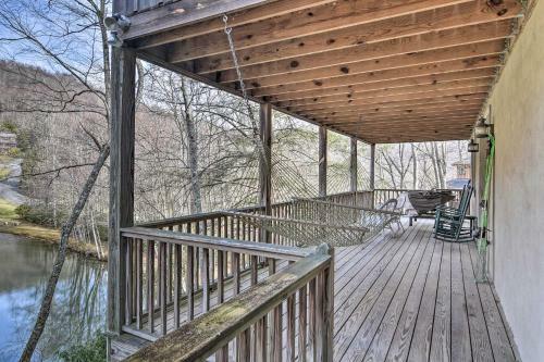 Scenic Cabin With 2 Fishing Ponds And Pool Table!
