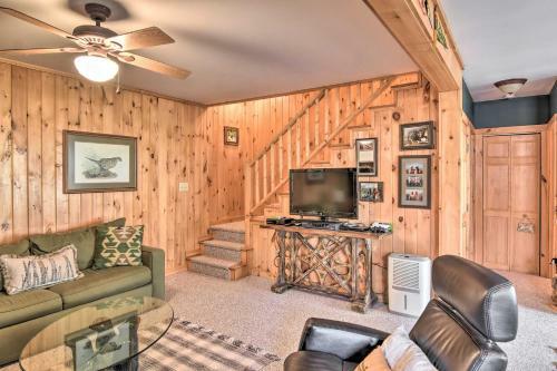 Scenic Cabin With 2 Fishing Ponds And Pool Table!