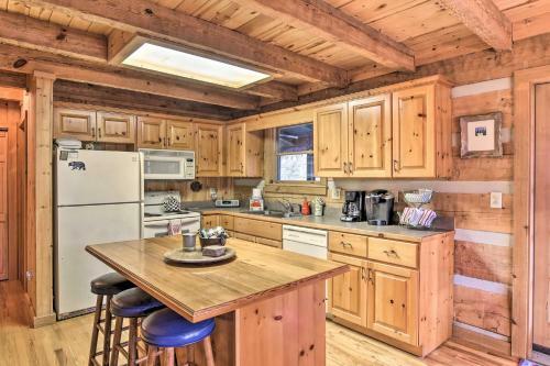 Scenic Cabin With 2 Fishing Ponds And Pool Table!