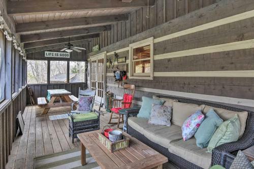 Scenic Cabin With 2 Fishing Ponds And Pool Table!