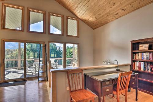 Tranquil 6-acre Retreat With Hot Tub And Mtn Views