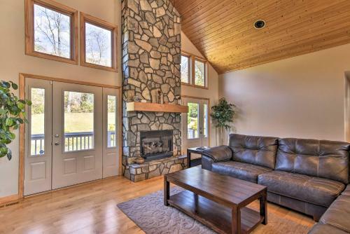 Tranquil 6-acre Retreat With Hot Tub And Mtn Views