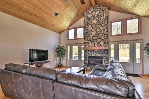 Tranquil 6-acre Retreat With Hot Tub And Mtn Views